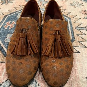 l’Artiste Klasik Loafer Polka Dot Print Suede Tassel, Camel. Leather Upper 41